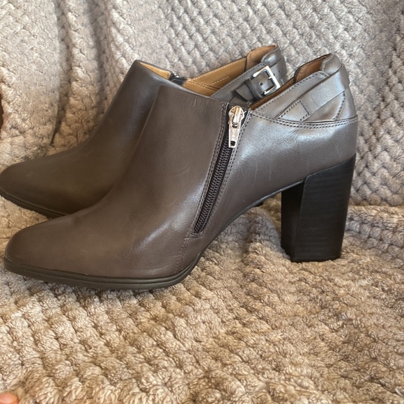 Clark’s women’s heeled ankle bootie. Never been worn. Size 10. - Picture 3 of 8